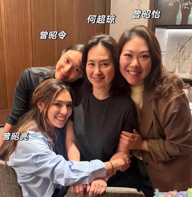 素颜挨曾老太合影被3个干女儿包围好幸福pg电子中国网站63岁何超琼过母亲节(图6)