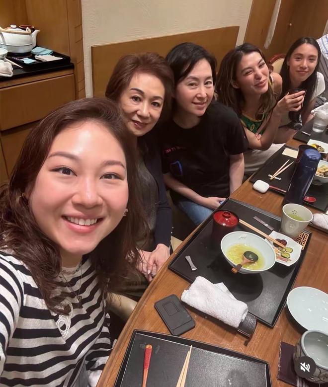 素颜挨曾老太合影被3个干女儿包围好幸福pg电子中国网站63岁何超琼过母亲节(图4)
