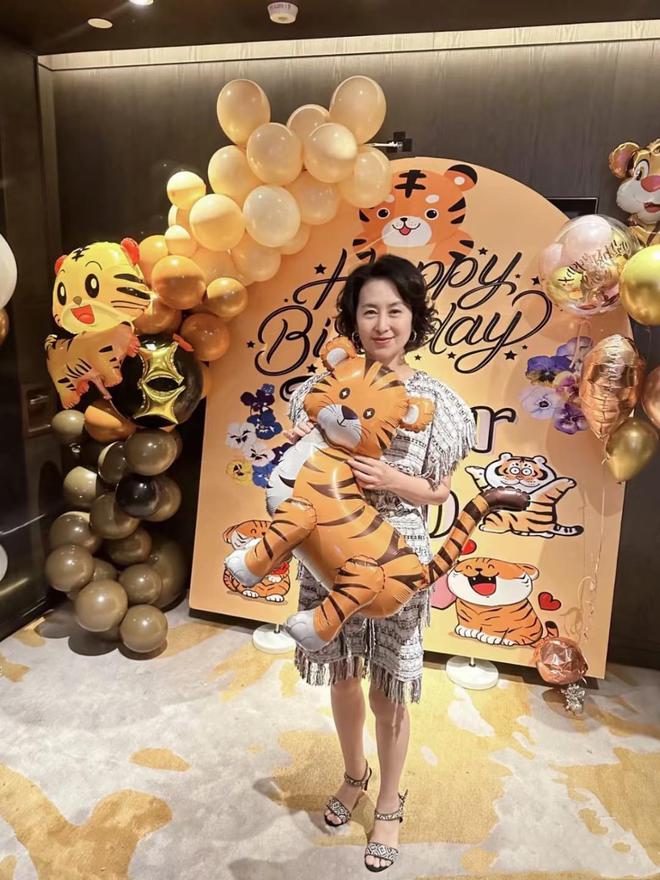 素颜挨曾老太合影被3个干女儿包围好幸福pg电子中国网站63岁何超琼过母亲节(图7)