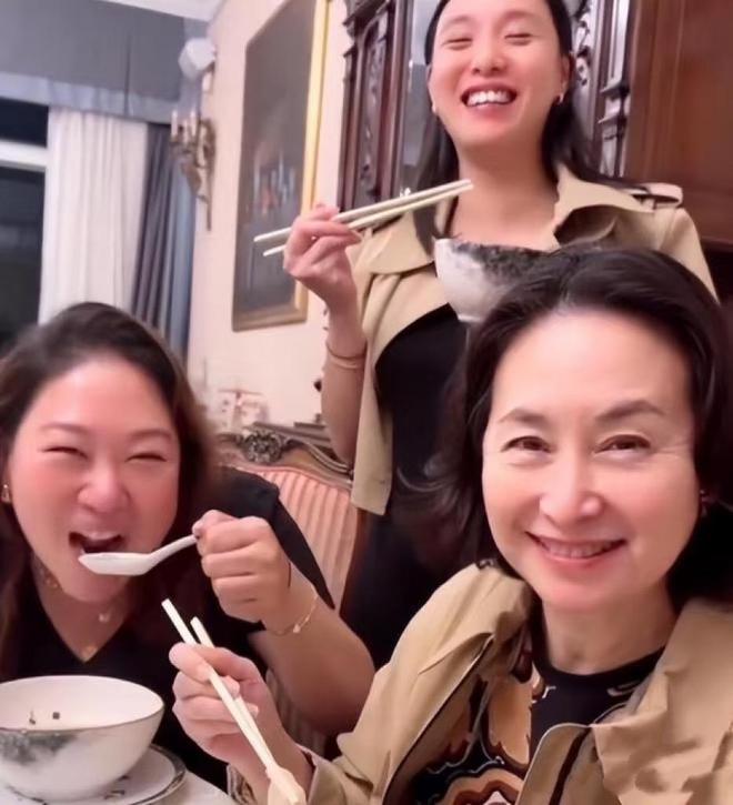素颜挨曾老太合影被3个干女儿包围好幸福pg电子中国网站63岁何超琼过母亲节(图3)