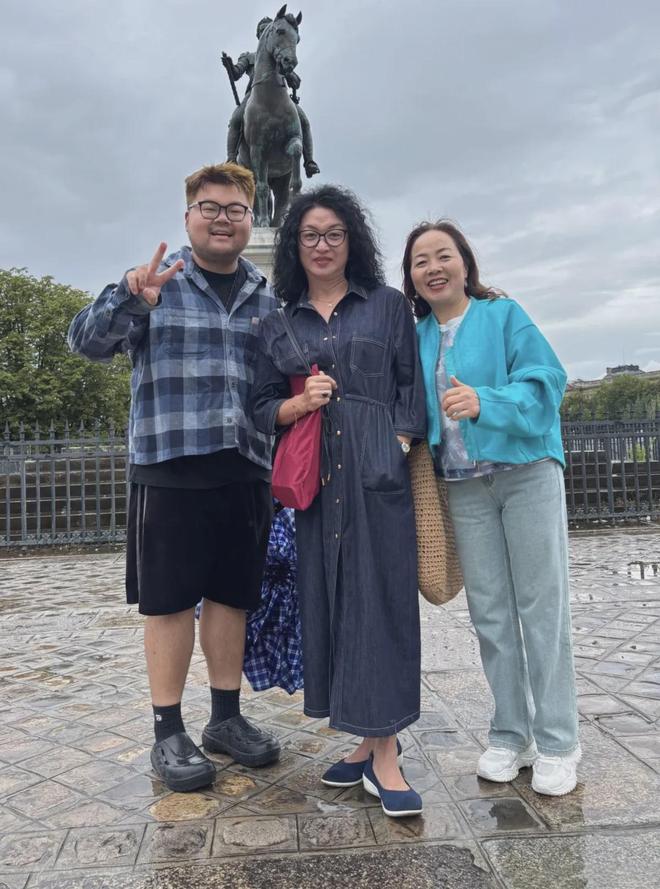 毛卷配牛仔裙美到认不出网友却吵翻pg电子试玩金星巴黎逛街被拍！羊(图5)